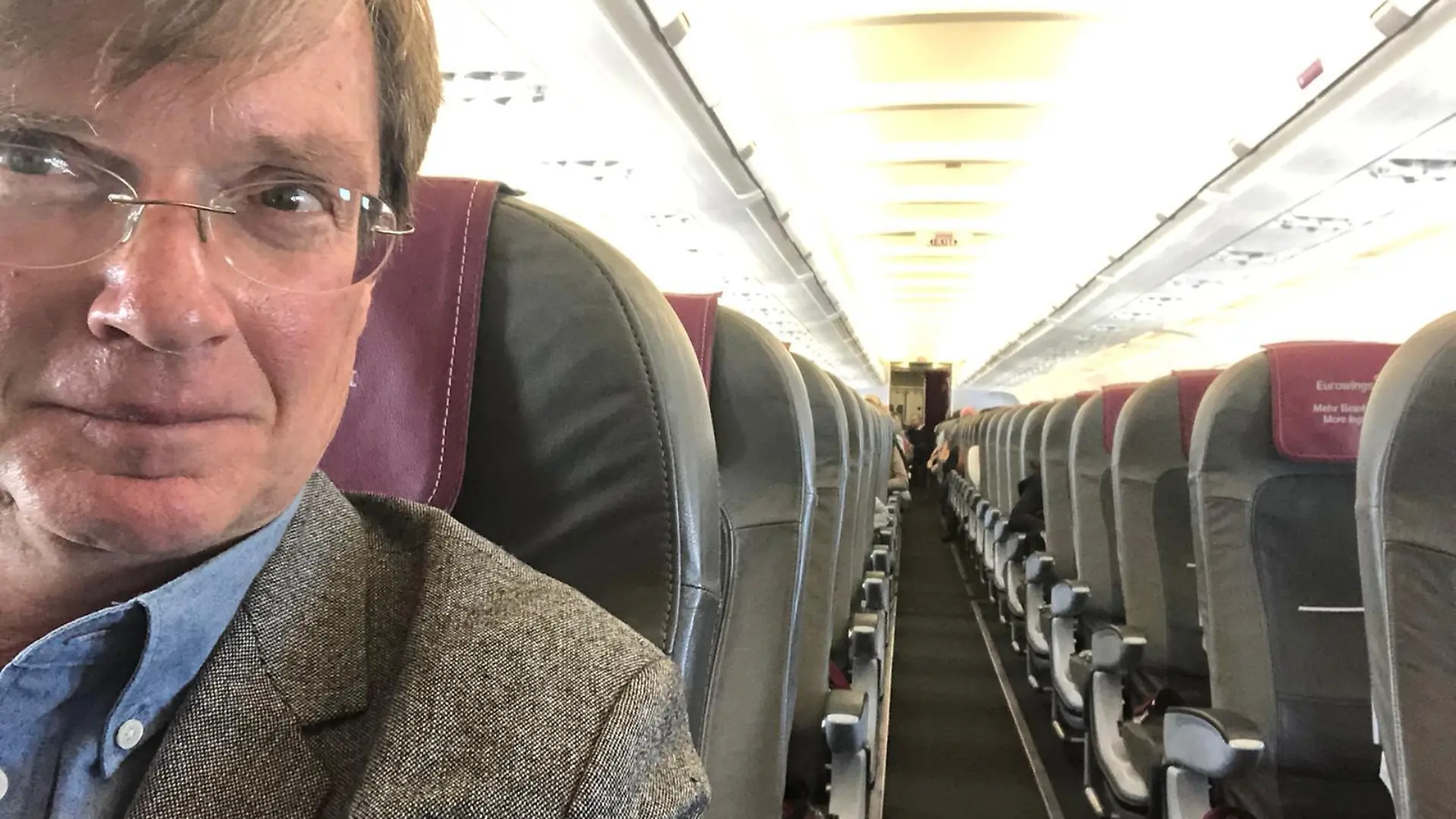 RTL-Reporter Udo Gümpel in einem fast leeren Flieger