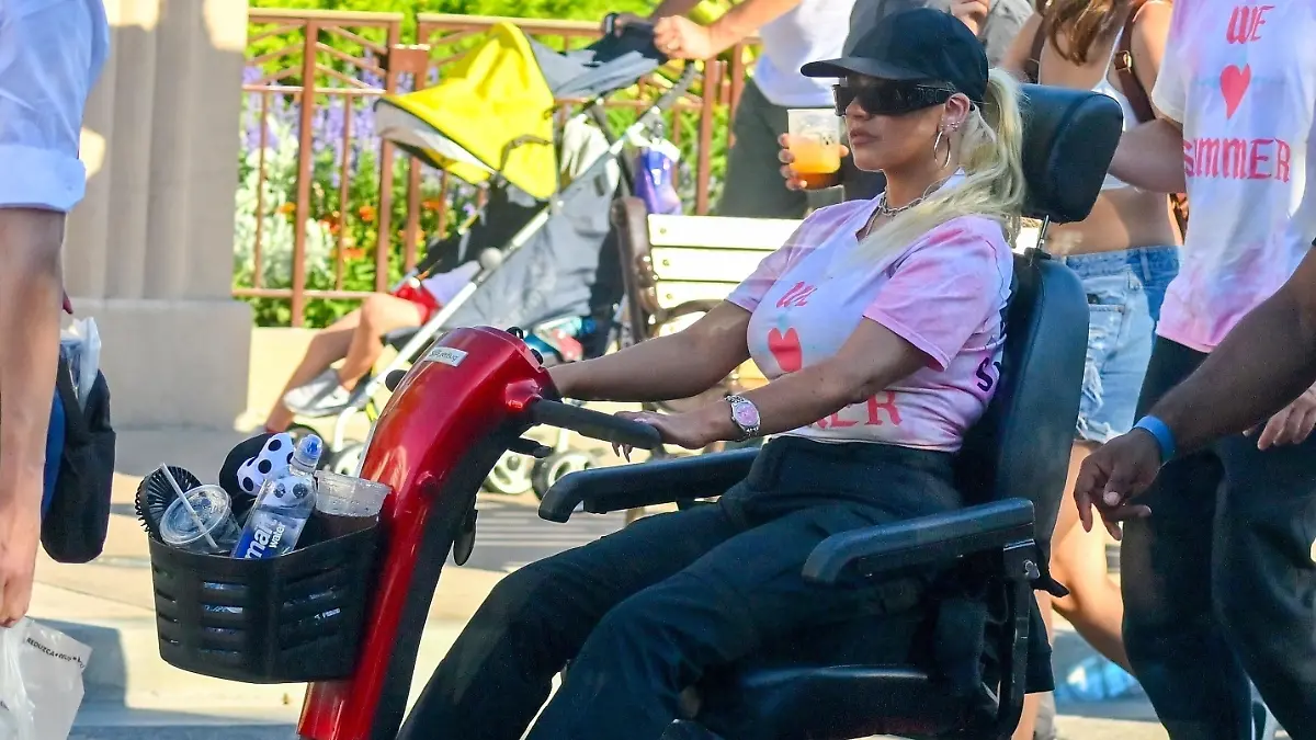 SONDERKONDITIONEN: MINDESTHONORAR: Anaheim, CA - *EXCLUSIVE* - Pop singer Christina Aguilera rides a mobility scooter while celebrating her daughter Summer's birthday at Disneyland in Anaheim.
Christina was seen spending time with both of her kids and her partner Matthew Rutler, riding all of the fun rides including the Alice in Wonderland ride and the Matterhorn, but mostly she was seen riding her mobility scooter.
Christina's very large group of friends and family were joined by two bodyguards and three VIP tour guides.
Pictured: Christina Aguilera
BACKGRID USA 17 AUGUST 2023 


