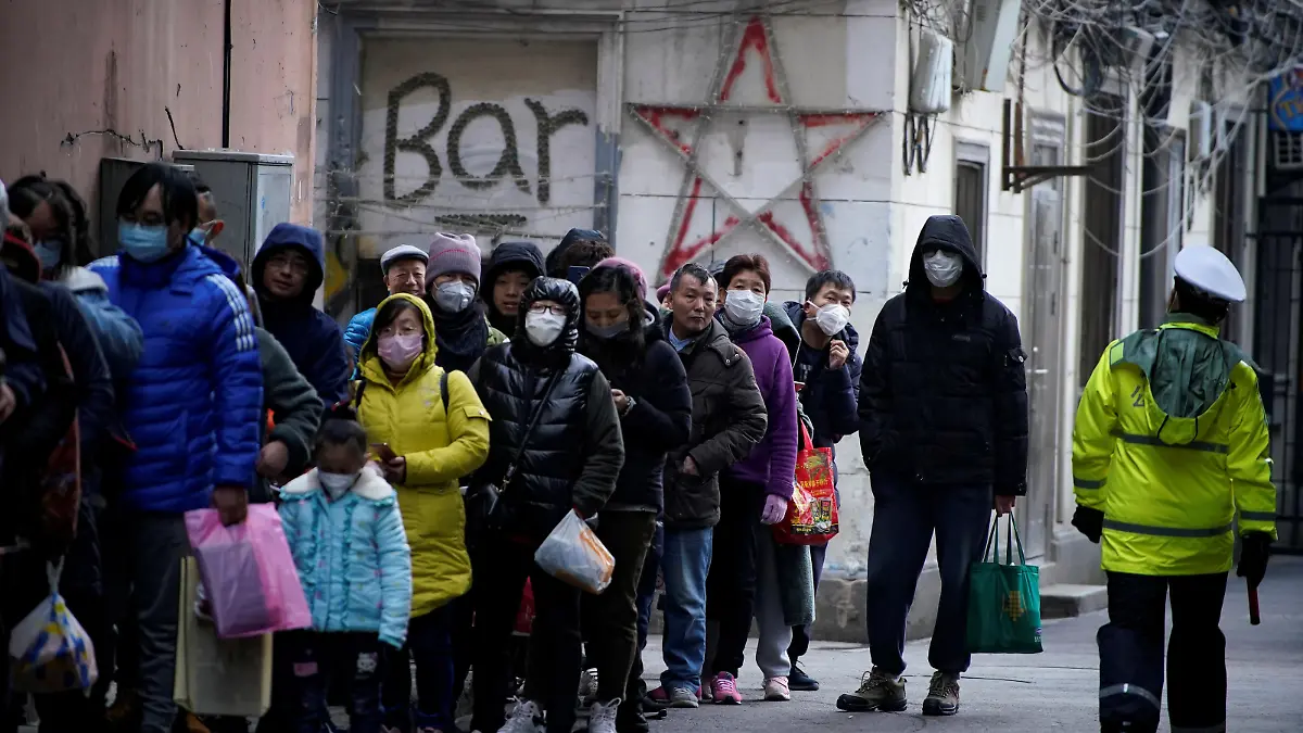 People line up outside a drugstore to buy masks in Shanghai, China January 24, 2020. REUTERS/Aly Song     TPX IMAGES OF THE DAY