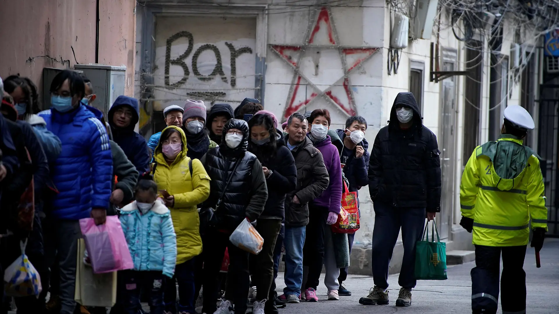 People line up outside a drugstore to buy masks in Shanghai, China January 24, 2020. REUTERS/Aly Song TPX IMAGES OF THE DAY