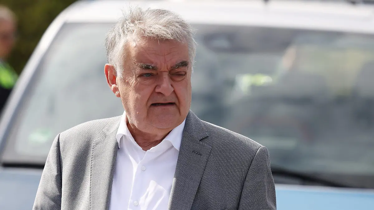 16.07.2022, Nordrhein-Westfalen, Ratingen: Herbert Reul (CDU), Innenminister von Nordrhein-Westfalen, steht an einer Kontrollstelle an der Autobahn 3 bei Ratingen (Kreis Mettmann) an der Raststätte Hösel. Im Rahmen der landesweiten Verkehrskontrollen am Samstag verschafft sich Reul einen Eindruck von der Lage auf den Autobahnen. Foto: David Young/dpa +++ dpa-Bildfunk +++
