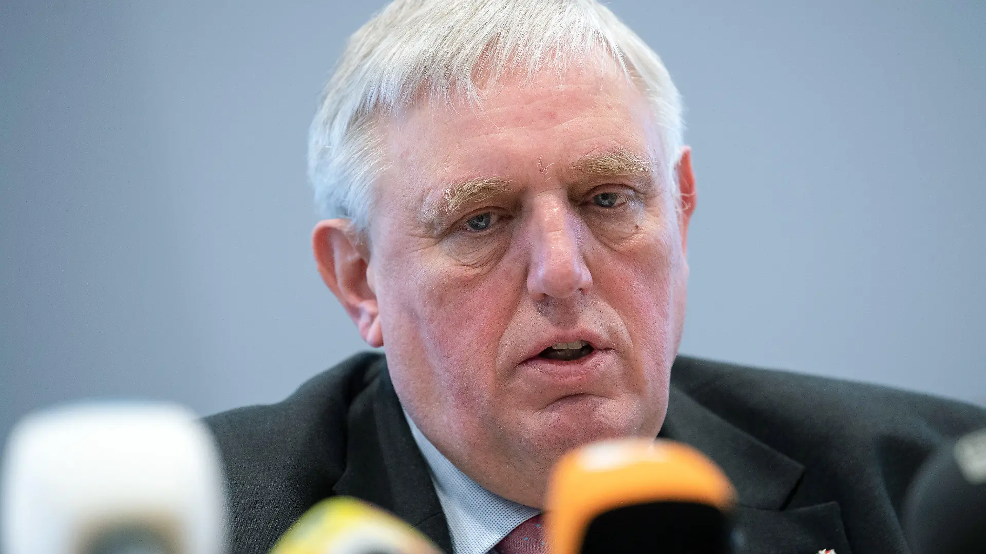 26.02.2020, Nordrhein-Westfalen, Düsseldorf: Karl-Josef Laumann (CDU), Gesundheitsminister von Nordrhein-Westfalen, beantwortet Fragen von Journalisten. Im Kreis Heinsberg ist der erste bestätigte Coronavirus-Fall in Nordrhein-Westfalen aufgetreten. Foto: Federico Gambarini/dpa +++ dpa-Bildfunk +++