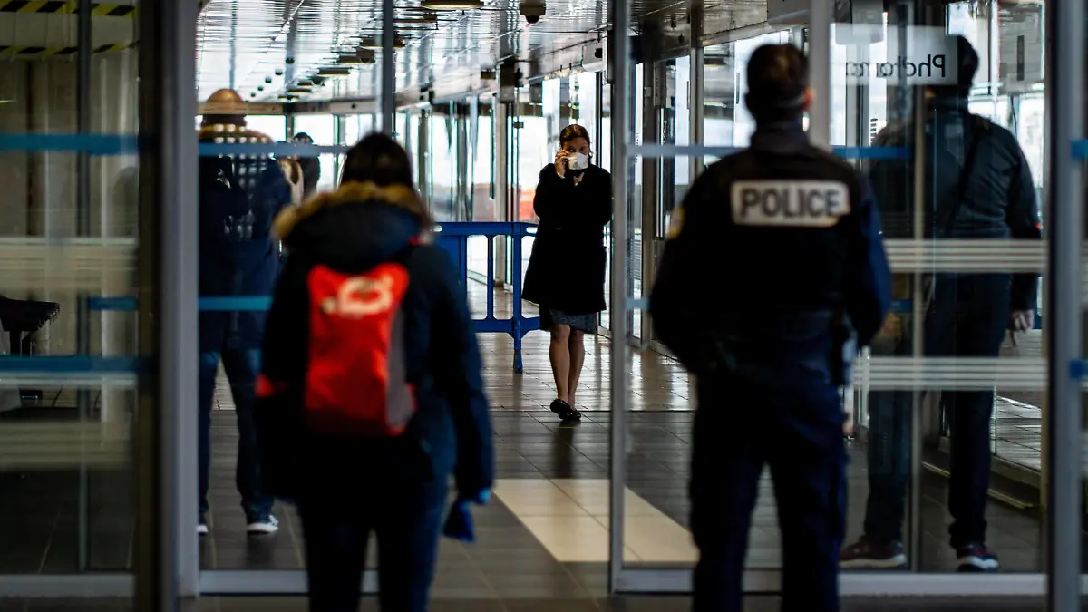  FRANCE - SUSPECTED CASE OF CORONAVIRUS IN A BUS IN PERRACHE RAILWAY STATION IN LYON Containment of passengers on a Flixbus bus from Milan, Italy, suspected of being infected with coronavirus at the Perrache railway station in Lyon, France, on 24 February 2020. LYON Auvergne-Rhone-Alpes FRANCE PUBLICATIONxINxGERxSUIxAUTxONLY Copyright: xNicolasxLiponnex HLNLIPONNE1006515