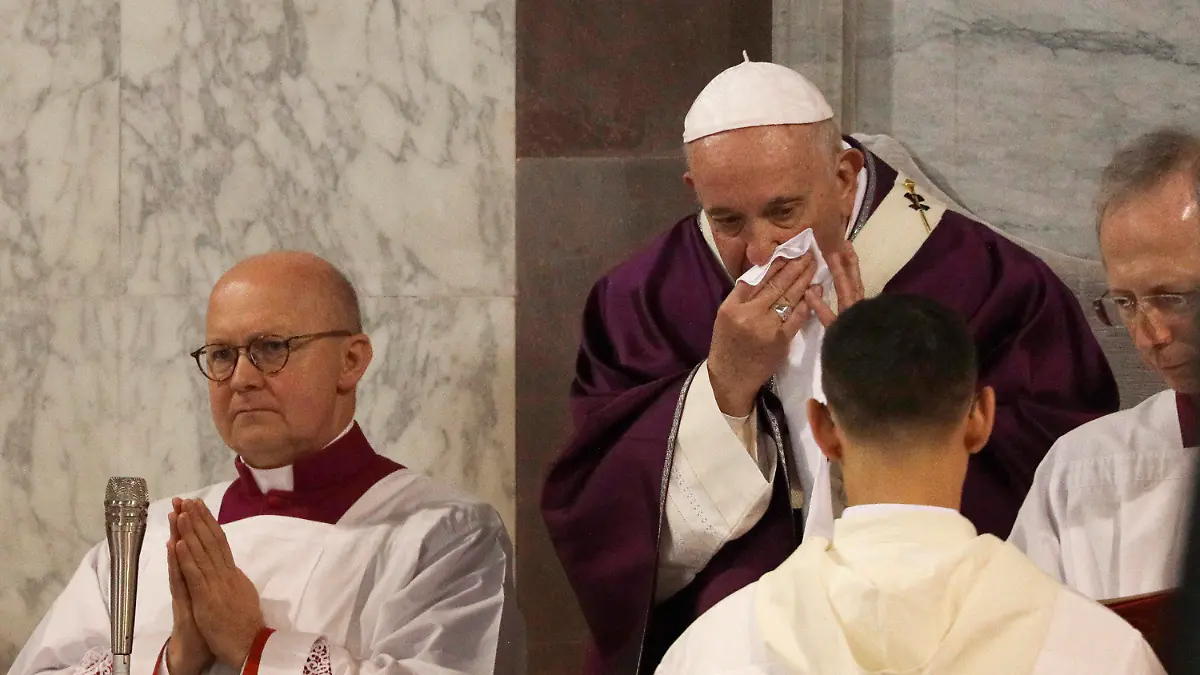 26.02.2020, Italien, Rom: Papst Franziskus reibt sich mit einem Taschentuch die Nase in der Basilika St. Anselmo bei einer Prozession zum Aschermittwoch, dem Beginn der Fastenzeit. Papst Franziskus hat eine Veranstaltung in Rom wegen einer leichten Krankheit abgesagt. Foto: Gregorio Borgia/AP/dpa +++ dpa-Bildfunk +++