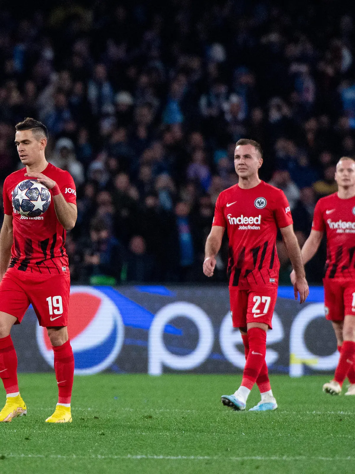 Rafael Borre Eintracht Frankfurt, 19, Mario Goetze Eintracht Frankfurt, 27, Sebastian Rode Eintracht Frankfurt, 17 aergert sich ueber das Gegentor zum 1:0, ITA, SSC Neapel vs. Eintracht Frankfurt, Fussball UEFA Champions League, Achtelfinale Rueckspiel, Spielzeit 2022/2023, 15.03.2023 ITA, SSC Neapel vs. Eintracht Frankfurt, Fussball UEFA Champions League, Achtelfinale Rueckspiel, Spielzeit 2022/2023, 15.03.2023 Neapel *** Rafael Borre Eintracht Frankfurt, 19 , Mario Goetze Eintracht Frankfurt, 27 , Sebastian Rode Eintracht Frankfurt, 17 angry about conceding goal to 1 0, ITA, SSC Napoli vs Eintracht Frankfurt, Football UEFA Champions League, Round of 16 second leg, Season 2022 2023, 15 03 2023 ITA, SSC Napoli vs Eintracht Frankfurt, Football UEFA Champions League, Round of 16 second leg, Season 2022 2023, 15 03 2023 Napoli Copyright: xEibner-Pressefoto/Memmlerx EP_MMR