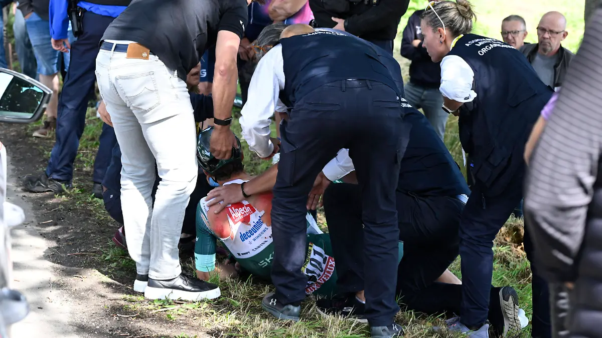 Jasper Philipsen musste minutenlang am Straßenrand behandelt werden.