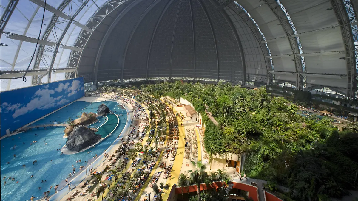Bildnummer: 52008727  Datum: 01.08.2007  Copyright: imago/Rainer Weisflog
Neu eröffneter Tropical Islands Dome - Briesen-Brand, Gebäude, innen, Innenansicht; 2007, Halbe, Paar, Freizeitpark, Erlebnispark, Erlebnisbad, Wellnessbad, Schwimmbad, Schwimmbäder, Island, Eröffnung, eröffnet, Ausflugsziel; , quer, Kbdig, Totale, Tourismus, Wirtschaft, Deutschland,  , Reisen, Brandenburg
