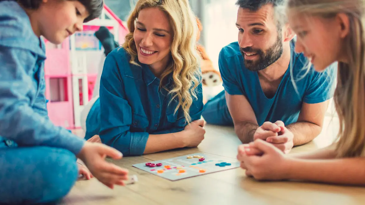 Familie mit Brettspiel