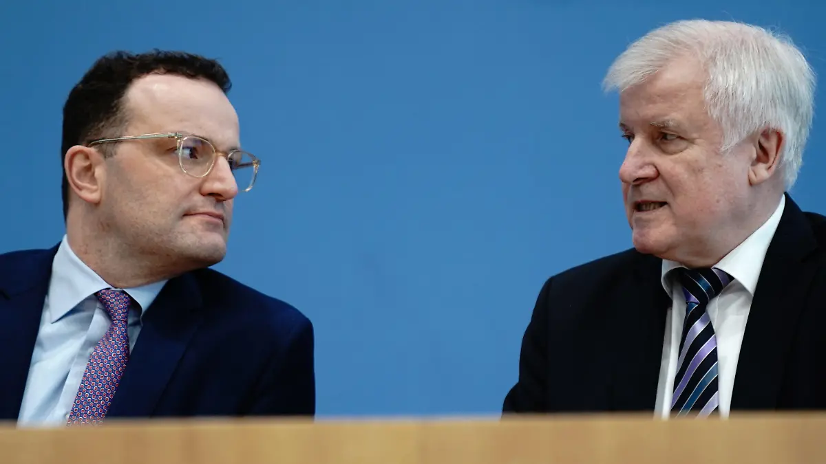 27.02.2020, Berlin: Bundesgesundheitsminister Jens Spahn (l, CDU) und Bundesinnenminster Horst Seehofer (CSU) geben eine Pressekonferenz zur Ausbreitung des Coronavirus und zur Einrichtung eines gemeinsamen Krisenstabs. Nach mindestens zehn neuen Coronavirus-Nachweisen in Deutschland erwarten Experten weitere Fälle von Sars-CoV-2. Foto: Kay Nietfeld/dpa +++ dpa-Bildfunk +++