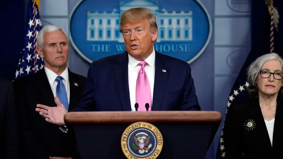 26.02.2020, USA, Washington: Donald Trump (M), Präsident der USA, spricht über das Coronavirus während einer Pressekonferenz im Weißen Haus. Foto: Evan Vucci/AP/dpa +++ dpa-Bildfunk +++