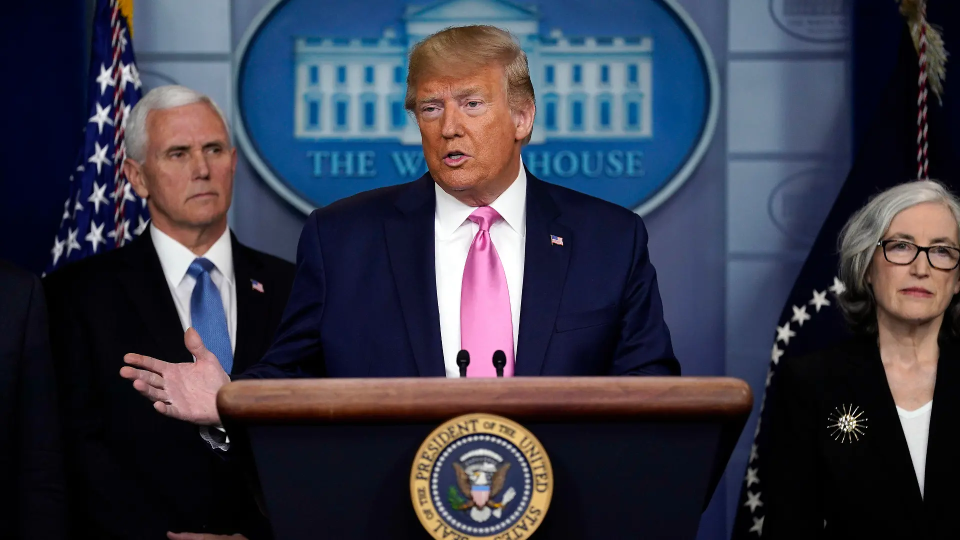 26.02.2020, USA, Washington: Donald Trump (M), Präsident der USA, spricht über das Coronavirus während einer Pressekonferenz im Weißen Haus. Foto: Evan Vucci/AP/dpa +++ dpa-Bildfunk +++