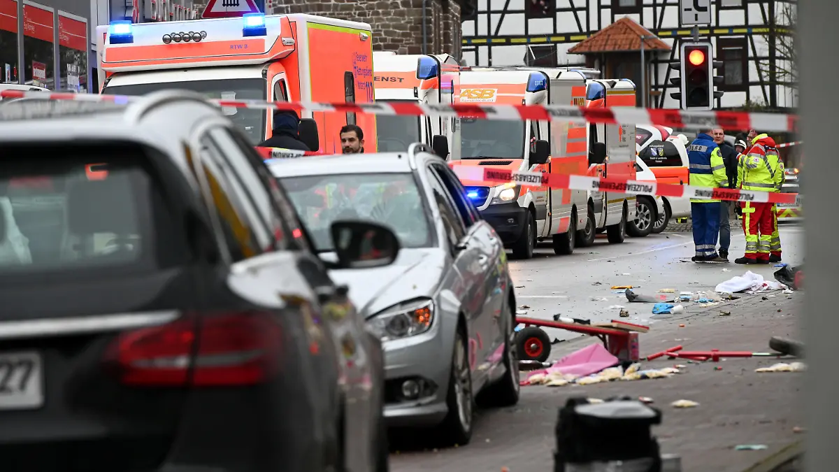 24.02.2020, Hessen, Volkmarsen: Die Unfallstelle in Volkmarsen mit dem Auto, das in einen Karnevalsumzug gerast sein soll. Nach ersten Meldungen sind mehrere Menschen verletzt worden, wie die Polizei mitteilte. Der Fahrer sei festgenommen worden, die Polizei sei mit einem großen Aufgebot vor Ort. Foto: Uwe Zucchi/dpa +++ dpa-Bildfunk +++