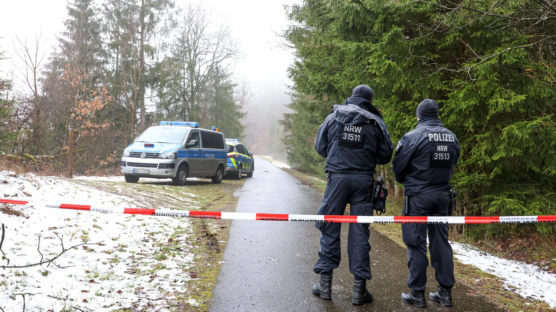 Inzwischen herrscht traurige Gewissheit. Bei der am Sonntag gefundenen Leiche handelt es sich um die 12-jaehrige jährige Luise F. aus Freudenberg die seit Samstagabend vermisst wurde. Der Fundort der Leiche wurde weitraeumig weiträumig abgesperrt. Grosseinsatz am 12.03.2023 in Freudenberg/Deutschland. *** Meanwhile, there is sad certainty With the body found on Sunday, it is the 12 year old Luise F from Freudenberg was missing since Saturday evening The site where the body was found was widely cordoned off Large-scale operation on 12 03 2023 in Freudenberg Germany