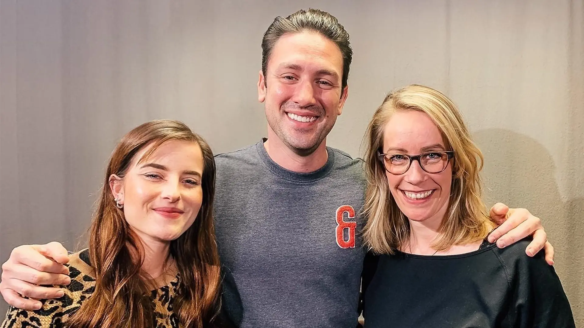 Ex-Bachelor Daniel Völz mit den Moderatorinnen Kirsten Frintrop und Luisa Hannke.
