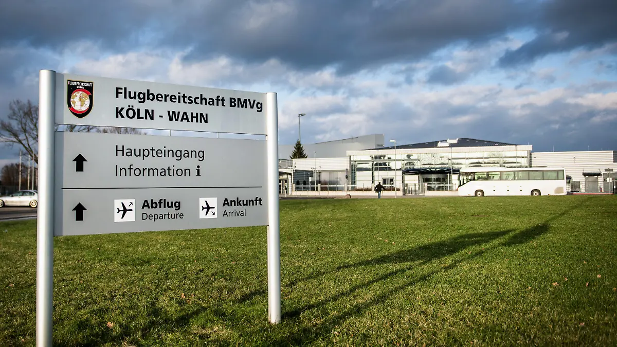 ARCHIV - 07.01.2015, Nordrhein-Westfalen, Köln: Ein Schild mit der Aufschrift «Flugbereitschaft MBVg Köln» steht am Militärflughafen Köln-Wahn in Köln (Nordrhein-Westfalen). Nach dem ersten nachgewiesenen Coronavirus-Patienten in Nordrhein-Westfalen wird ein Soldat als Kontaktperson des Erkrankten auf eine mögliche Infektion getestet. Die Untersuchung laufe am Bundeswehrzentralkrankenhaus in Koblenz, sagte ein Luftwaffen-Sprecher am Mittwoch in Berlin. Aus Sicherheitsgründen wurde am Mittwoch auch der Militärflughafen Köln-Wahn, Sitz der Flugbereitschaft und Arbeitsplatz des Soldaten, für einige Zeit geschlossen. Foto: picture alliance / dpa +++ dpa-Bildfunk +++