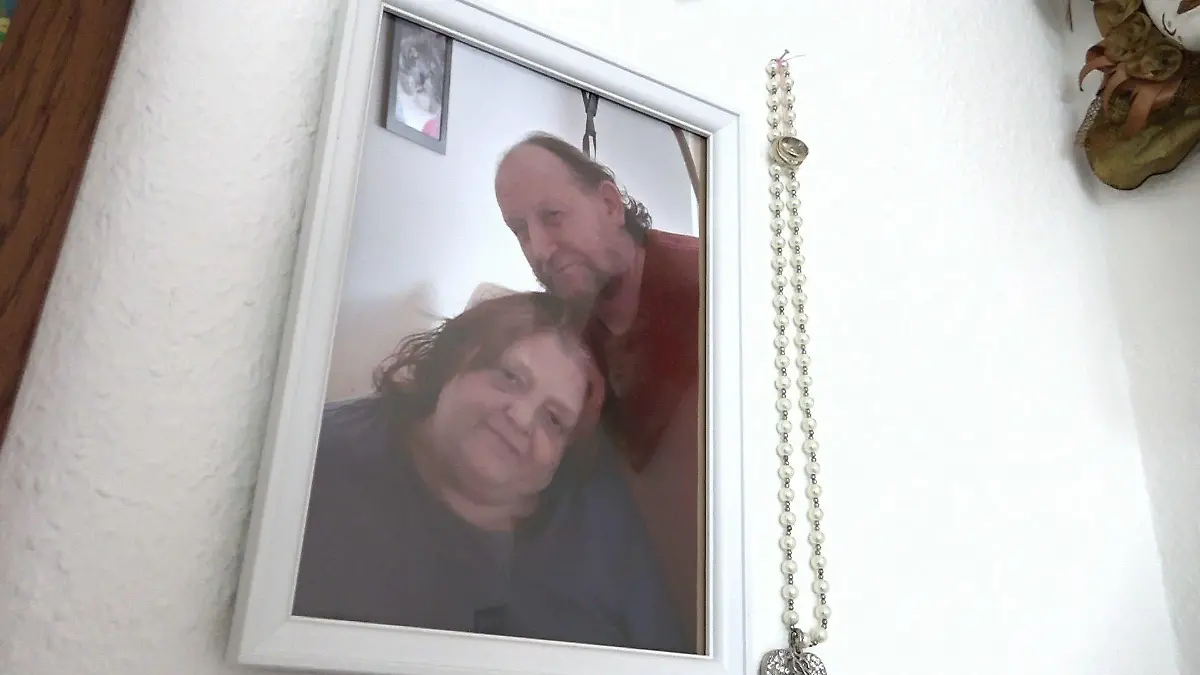 Erinnerungen an alte Zeiten: Dieses Foto von "Hartz und herzlich"-Paar Gudrun und Michael hängt noch an der Wand in der gemeinsamen Wohnung.