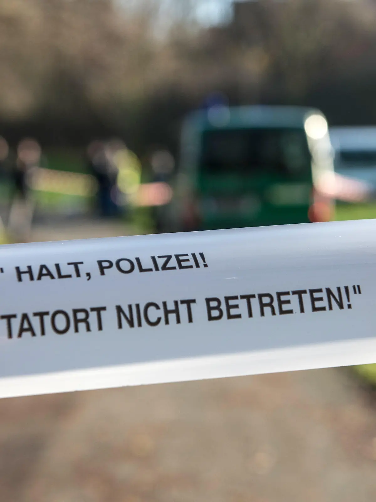 Absperrband mit der Aufschrift «Halt, Polizei! Tatort nicht betreten» hängt über einen Weg gespannt am 29.11.2017 in Berlin am Britzer Fennpfuhl-Teich. Dort suchten Polizeitaucher nach Stolpersteinen. In Berlin-Neukölln waren im November 16 «Stolpersteine» an 13 Tatorten aus dem Boden gerissen worden. Der polizeiliche Staatsschutz ermittelt. Die kleinen glänzenden Metallsteine erinnern an Opfer des Nationalsozialismus, meist an in Konzentrationslager deportierte und ermordete Juden. Sie sind an vielen Orten in den Bürgersteigbelag eingesetzt, direkt vor Häusern, in denen die Menschen gewohnt haben. Foto: Paul Zinken/dpa +++(c) dpa - Bildfunk+++