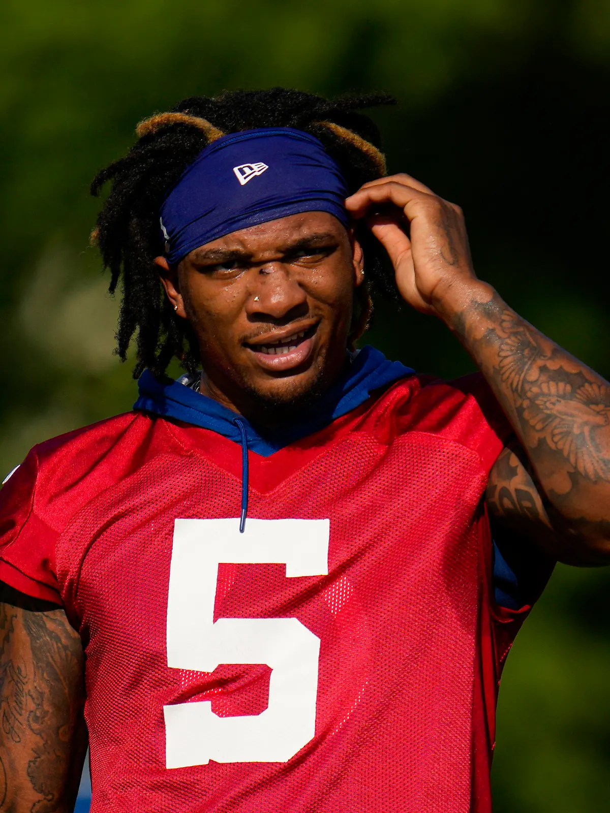 Indianapolis Colts quarterback Anthony Richardson adjust his headband during practice at NFL team's football training camp in Westfield, Ind., Saturday, July 29, 2023. (AP Photo/Michael Conroy)