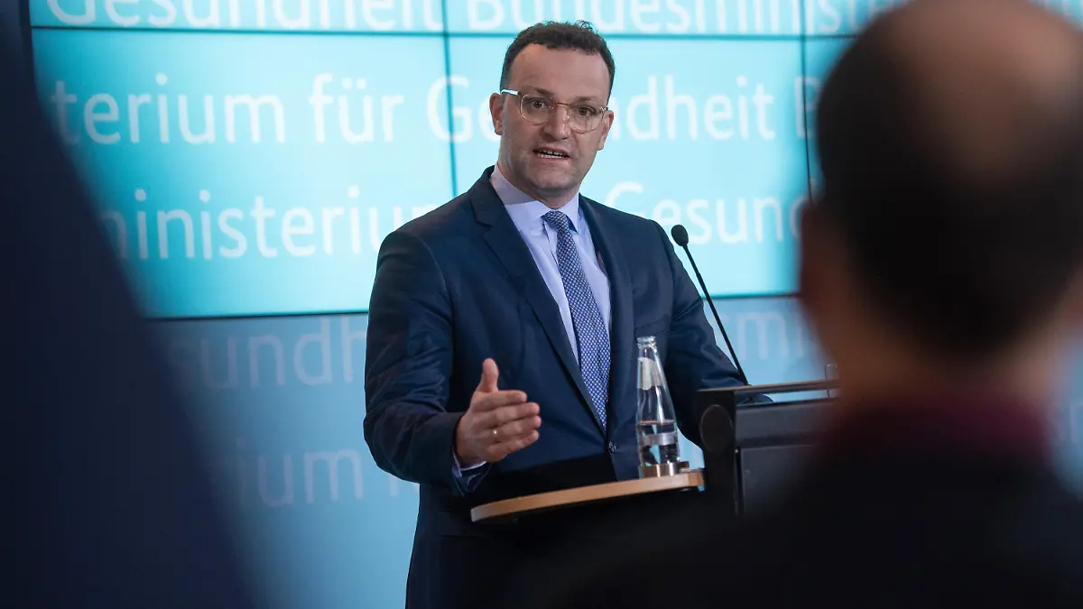 26.02.2020, Berlin: Jens Spahn (CDU), Bundesgesundheitsminister, spricht bei einer Pressekonferenz über die Situation in Zusammenhang mit dem Coronavirus und zum Urteil des Bundesverfassungsgerichts zur Sterbehilfe. Foto: Christophe Gateau/dpa +++ dpa-Bildfunk +++