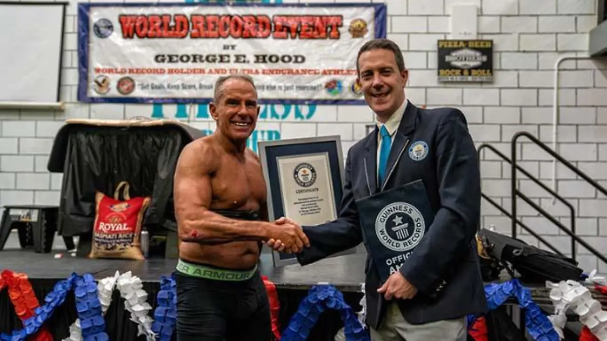 George Hood hält seine Weltrekord-Urkunde in der Hand.