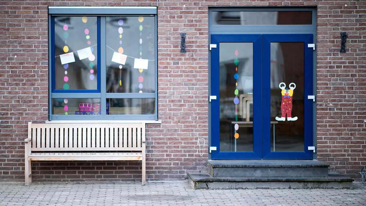26.02.2020, Nordrhein-Westfalen, Gangelt: Blick auf eine Kindertagesstätte im Ortsteil Breberen. Eine hier arbeitetende Kindergärtnerin hatte sich mit dem neuartigen Coronavirus infiziert. Die Einrichtung bleibe für insgesamt zwei Wochen geschlossen, teilte der Kreis Heinsberg mit. Foto: Jonas Güttler/dpa +++ dpa-Bildfunk +++