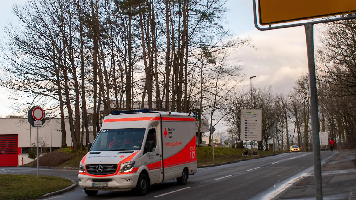 26.02.2020, Baden-Württemberg, Göppingen: An der Klinik am Eichert fährt ein Rettungswagen am Ortsschild von Göppingen vorbei. In Göppingen wurde der erste Coronakranke in Baden-Württemberg bestätigt. Foto: Stefan Puchner/dpa +++ dpa-Bildfunk +++