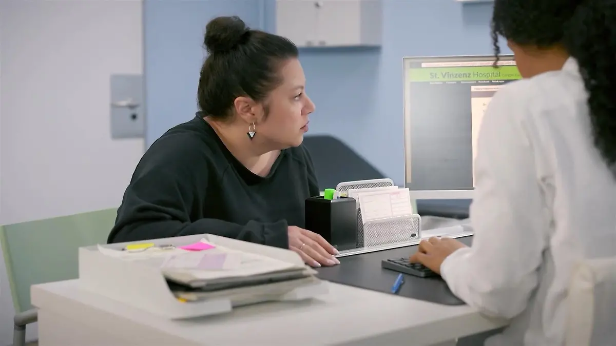 Vanessa checkt mit Imani Valeas Patientenakte AWZ-Folge 4746 vom 25. Juli 2025 im TV