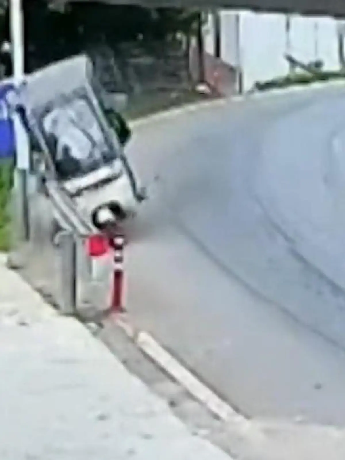 Mit Vollgas in die Kurve! Baby fällt aus E-Trike gegen Schranke