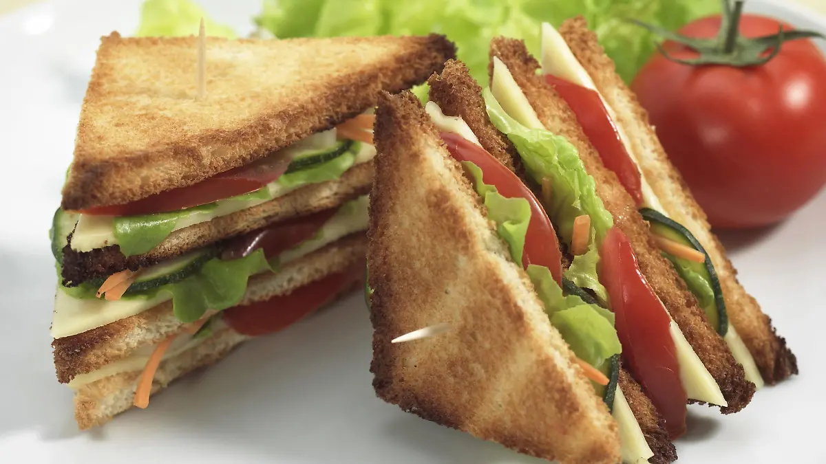 FAST FOOD, CLUB SANDWICH WITH SALAD AND TOMATO Keine Weitergabe an Drittverwerter.