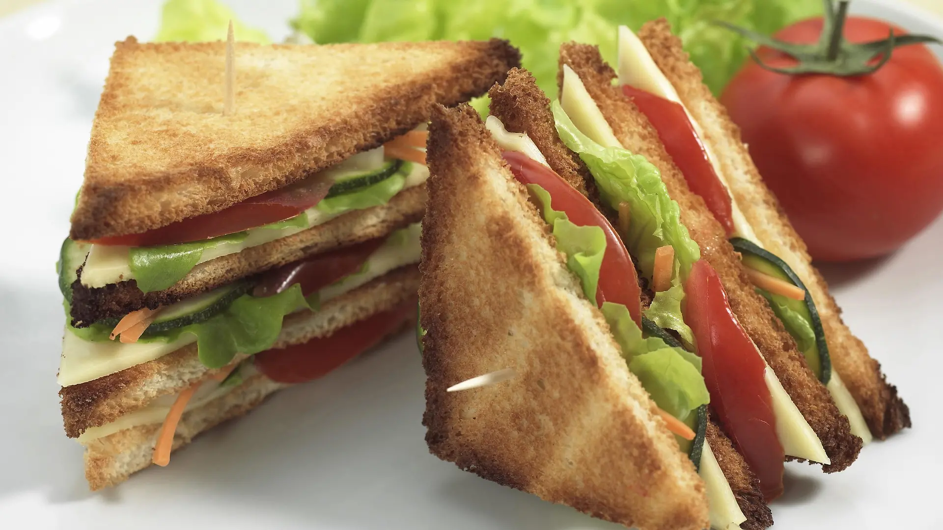 FAST FOOD, CLUB SANDWICH WITH SALAD AND TOMATO Keine Weitergabe an Drittverwerter.