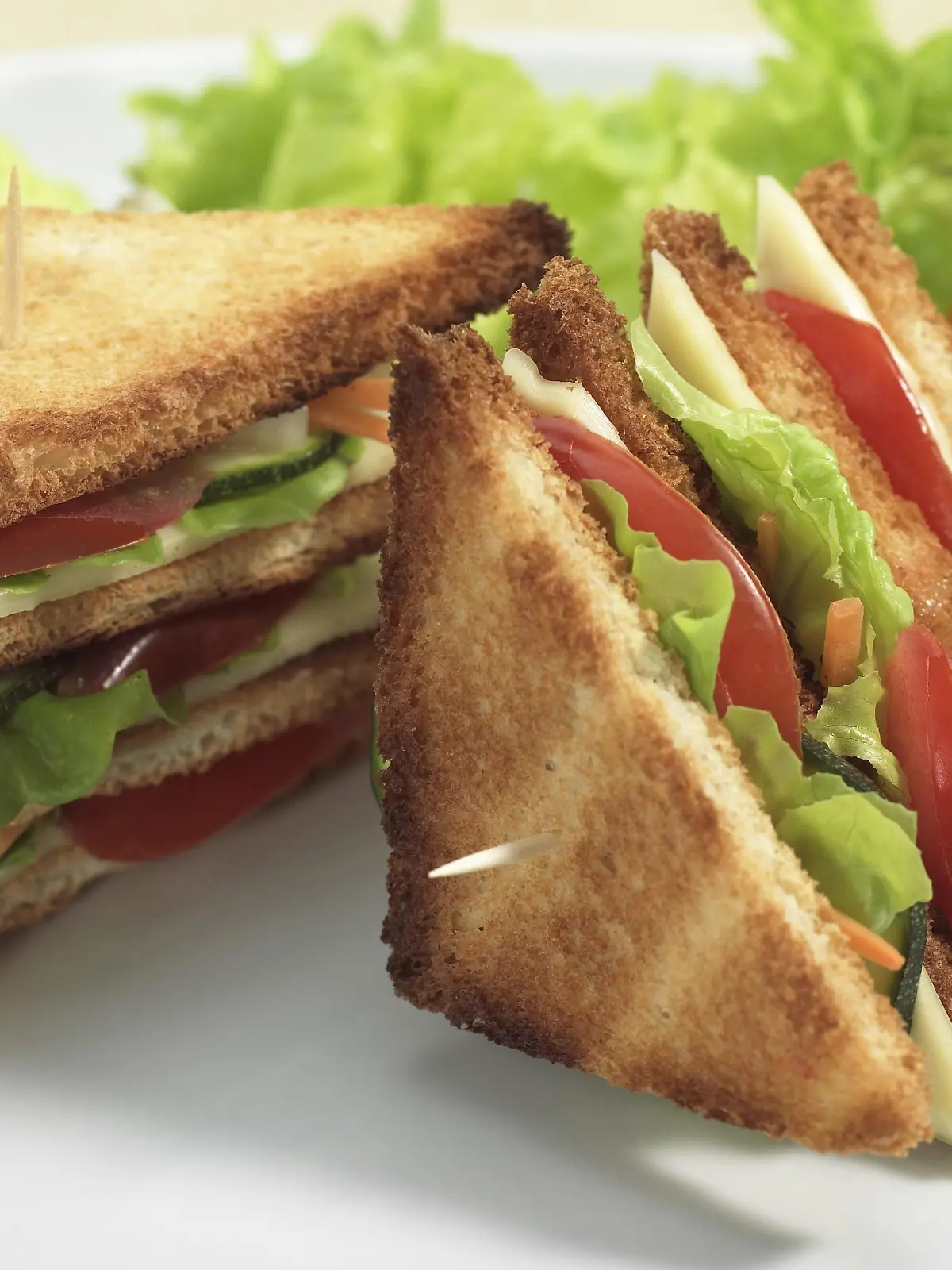 FAST FOOD, CLUB SANDWICH WITH SALAD AND TOMATO Keine Weitergabe an Drittverwerter.