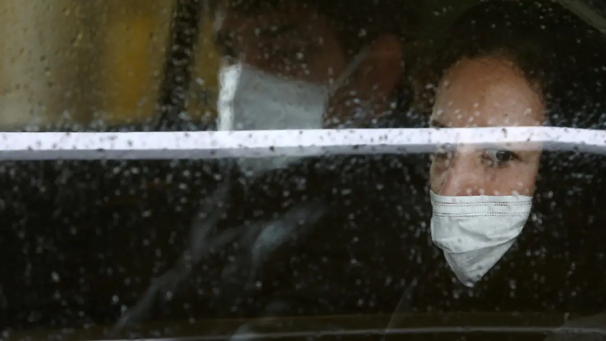 Iranian people wear protective masks to prevent contracting coronavirus, as they sit in taxi in Tehran, Iran February 25, 2020.WANA (West Asia News Agency)/Nazanin Tabatabaee via REUTERS ATTENTION EDITORS - THIS IMAGE HAS BEEN SUPPLIED BY A THIRD PARTY.     TPX IMAGES OF THE DAY