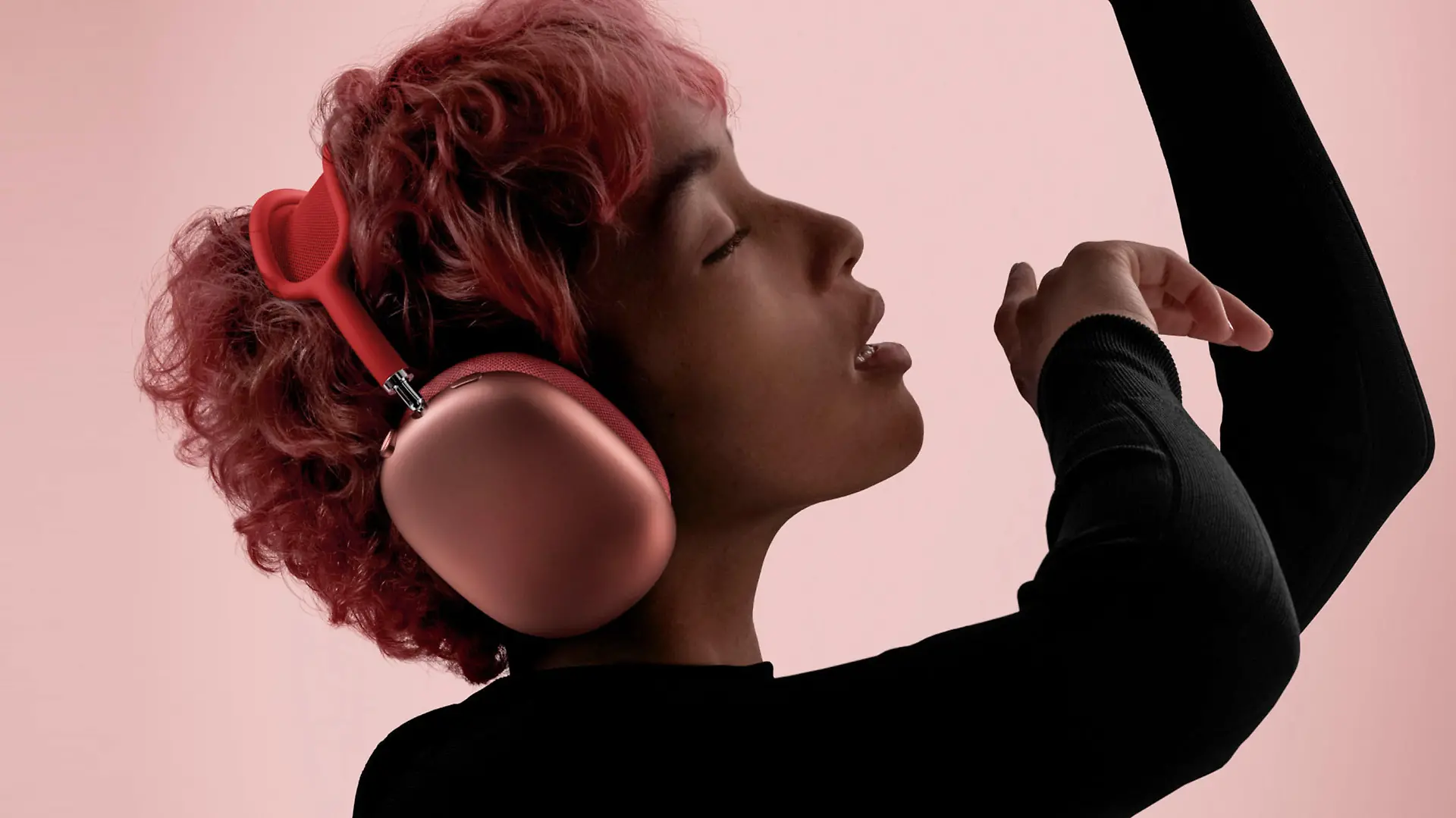 Frau, die Airpods Max trägt.
