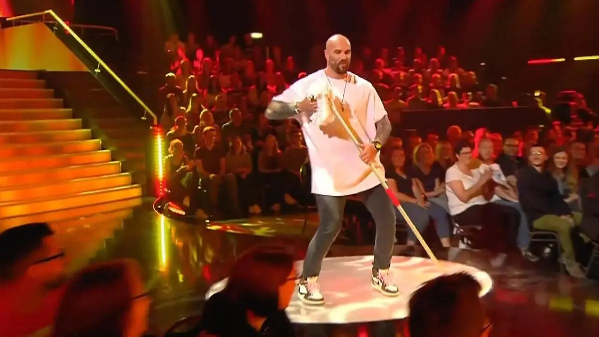 „Take Me Out“-Kandidat Can zeigt seine Tanzkünste Sexy Hüftschwung mit Wischmob