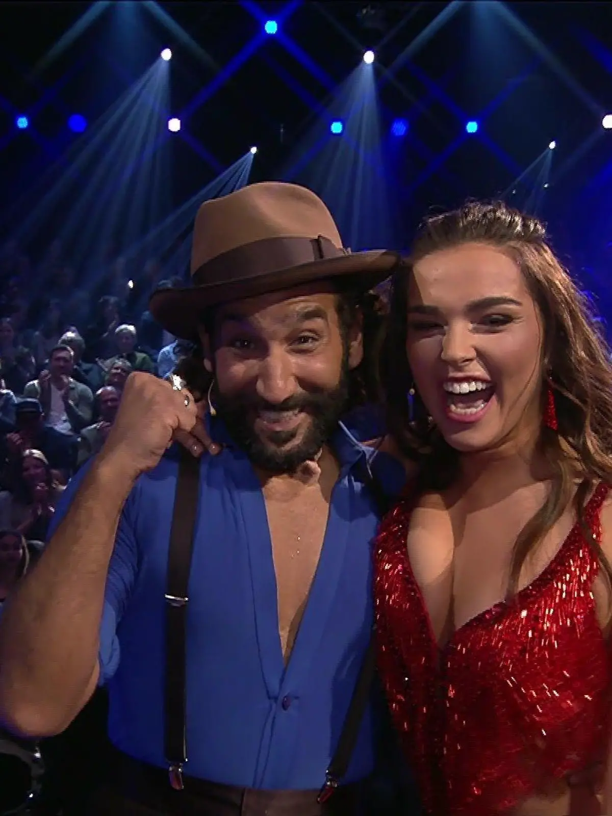 Massimo Sinato und Lili Paul-Roncalli tanzen zusammen.