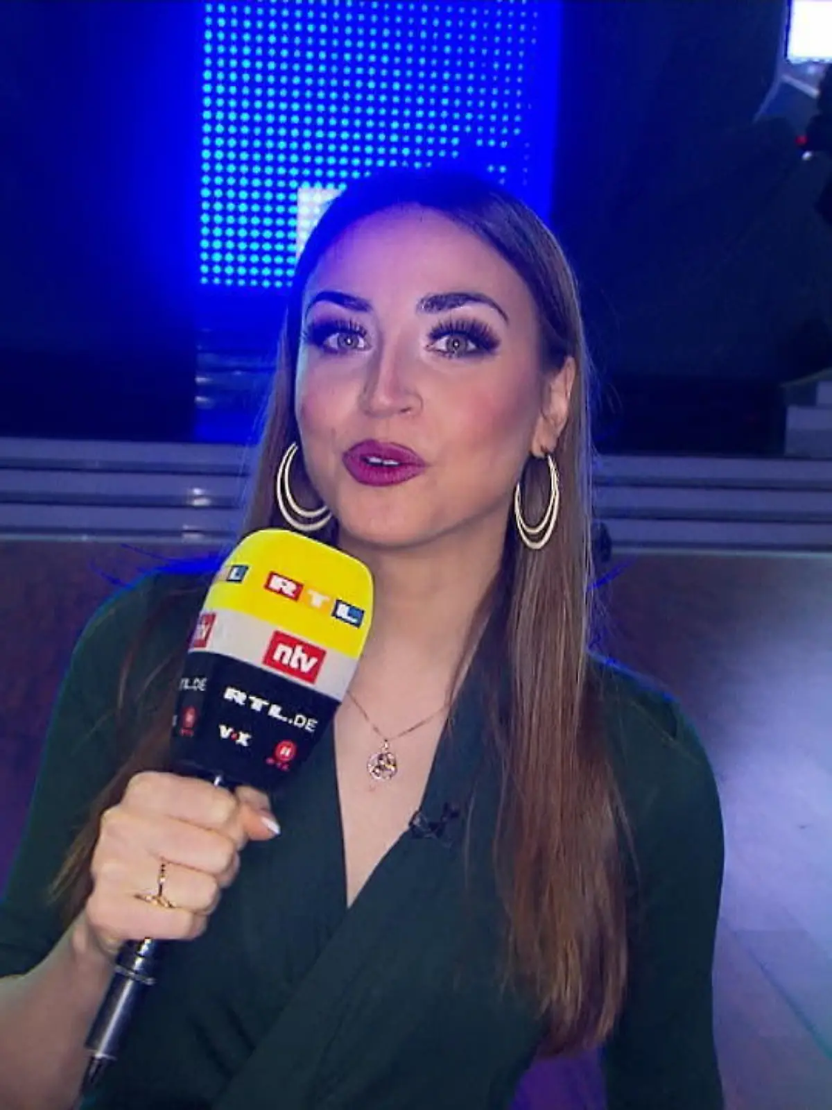 Bild zu: "Ekaterina Leonova als Backstage-Reporterin im Einsatz"