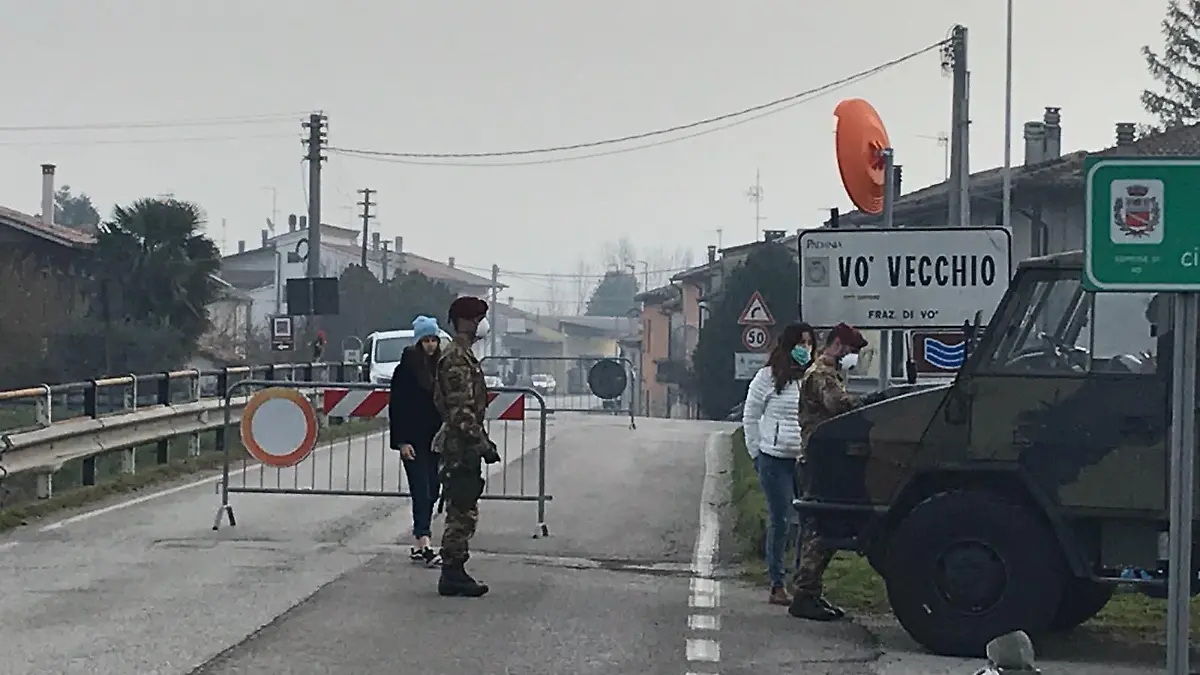 Frauen wollen den Ort Vo´in Italien verlassen, werden aber aufgehalten.