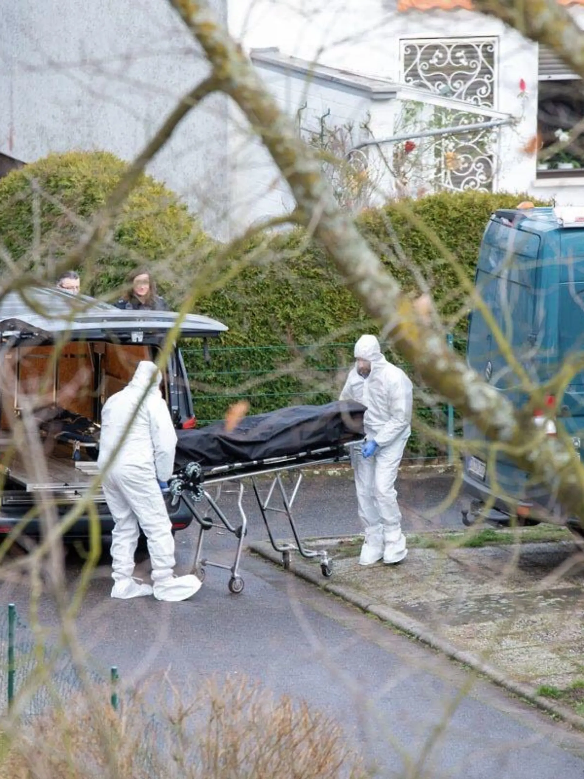 Die Leiche von Tobias R. und seiner Mutter wurde abtransportiert.
