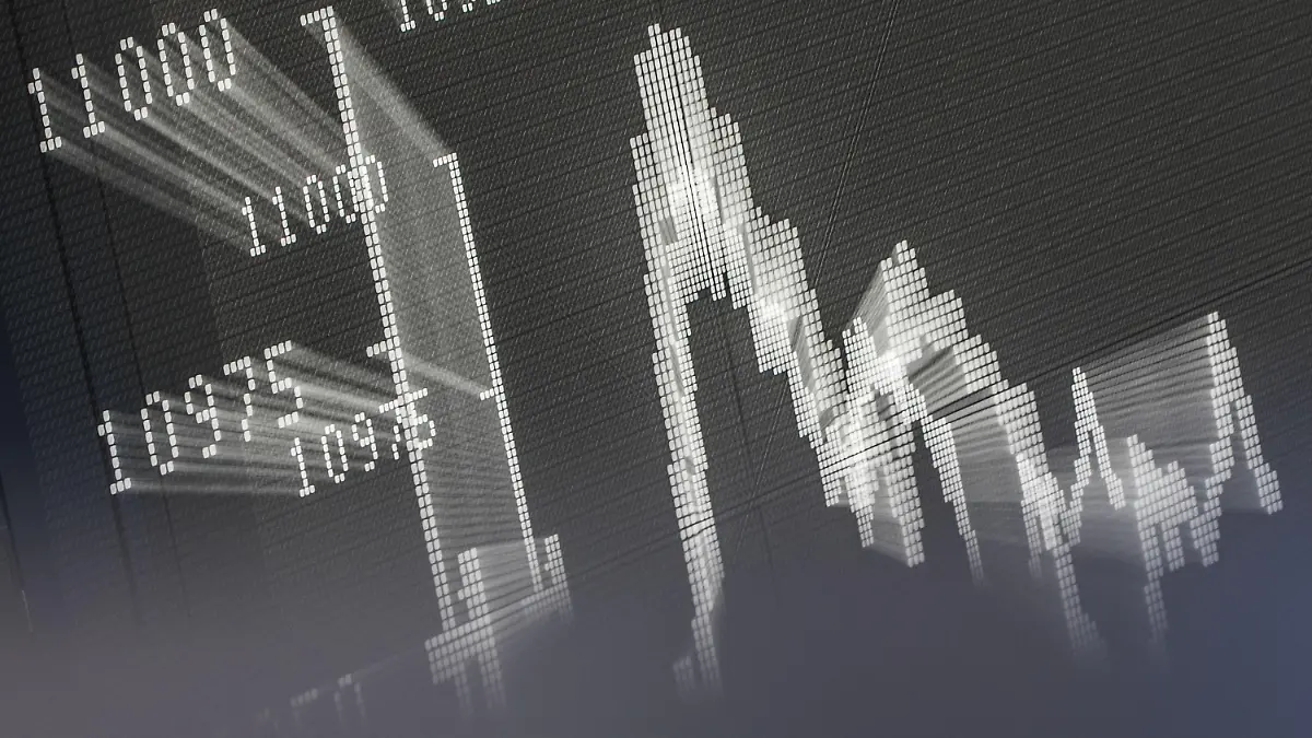 ARCHIV - 04.11.2015, Hessen, Frankfurt/Main: Die große Anzeigetafel zeigt im Handelssaal der Börse die Dax-Kurve (Aufnahem mit Zoom-Effekt). Der Südwestrundfunk plant für Das Erste eine Verfilmung des Steuerskandals rund um die sogenannten Cum-Ex-Geschäfte. (zu dpa "Fernsehfilm über milliardenschweren Cum-Ex-Steuerskandal geplant") Foto: picture alliance / dpa +++ dpa-Bildfunk +++