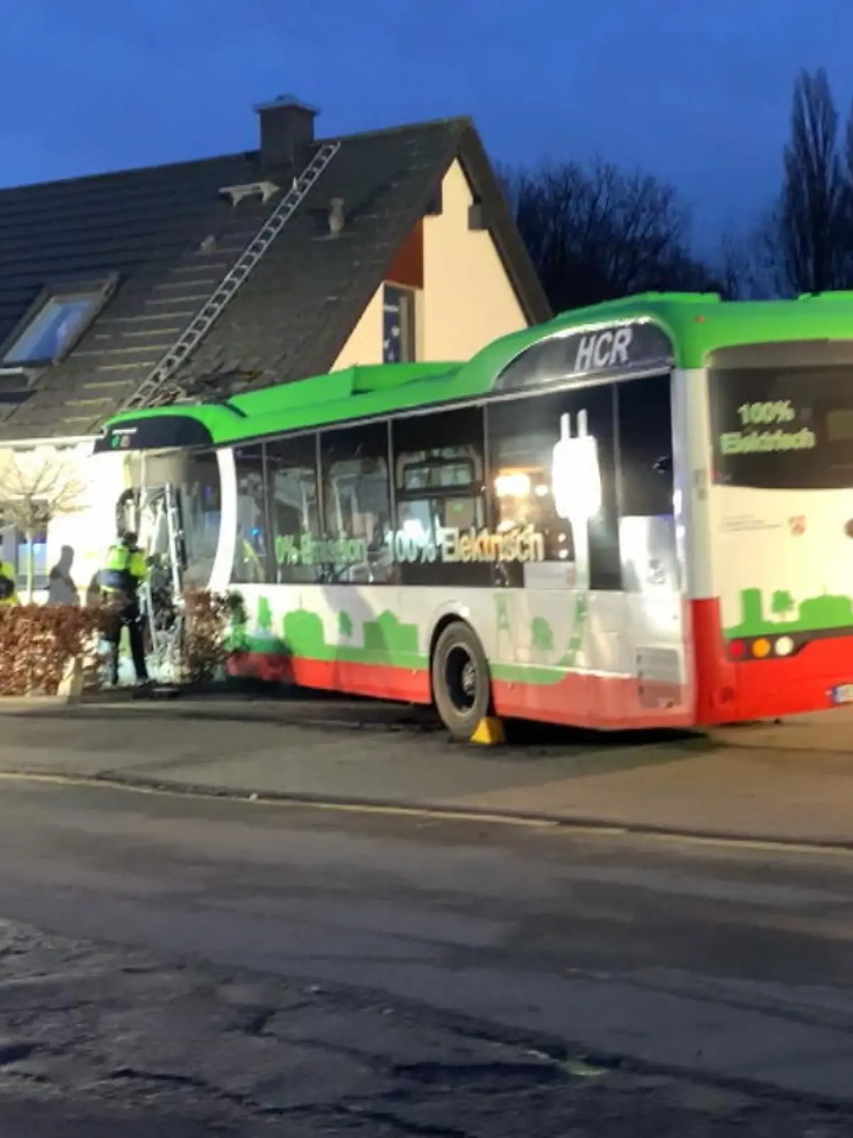 Ein elektrischer Linienbus ist am Montagabend von der Fahrbahn abgekommen und in ein Wohnhaus gefahren. Der Busfahrer und ein weiblicher Fahrgast wurden durch den Zusammenstoß schwer verletzt. Das Wohnhaus ist nun einsturzgefährdet.