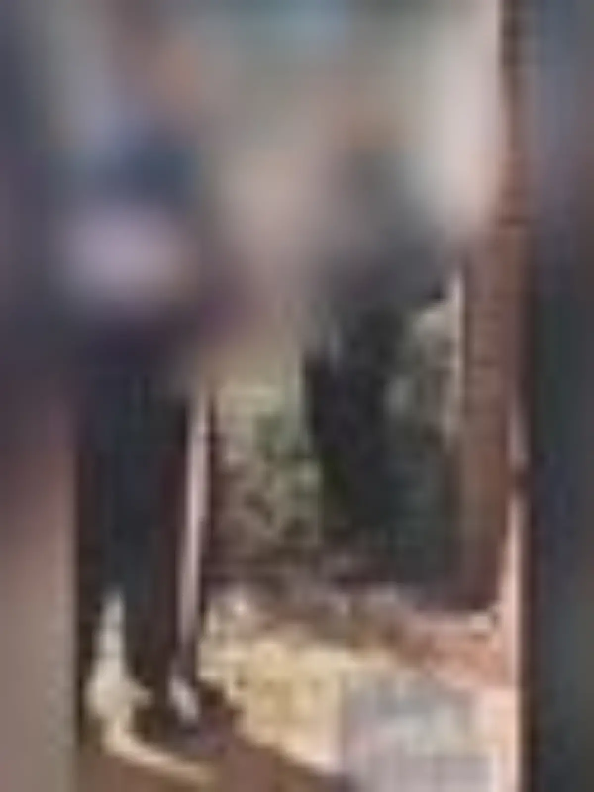 Die Jugendlichen filmen, wie sie andere Schüler erniedrigen und körperlich angreifen.
