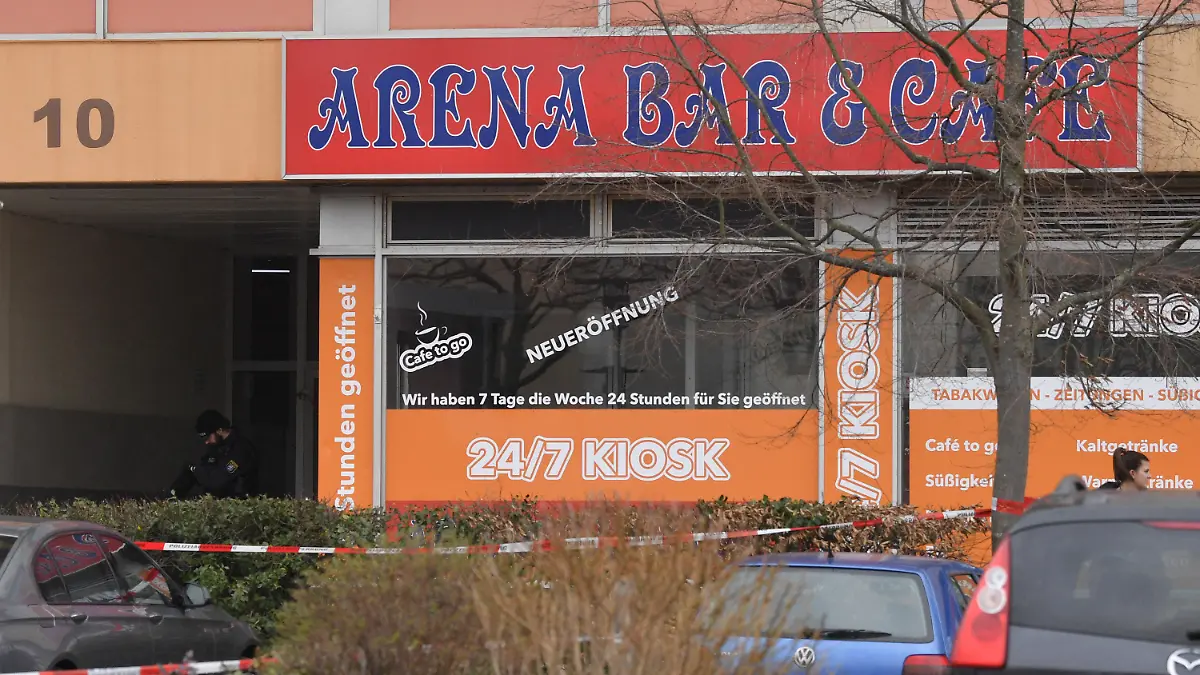 20.02.2020, Hessen, Hanau: Absperrband der Polizei vor einem Tatort im Hanauer Stadtteil Kesselstadt. Bei Schüssen an zwei Shisha-Bars in Hanau wurden mehrere Menschen getötet und weitere verletzt. Der Täter und seine Mutter wurden danach tot aufgefunden. Die Generalbundesanwaltschaft ermittelt. Foto: Boris Roessler/dpa +++ dpa-Bildfunk +++