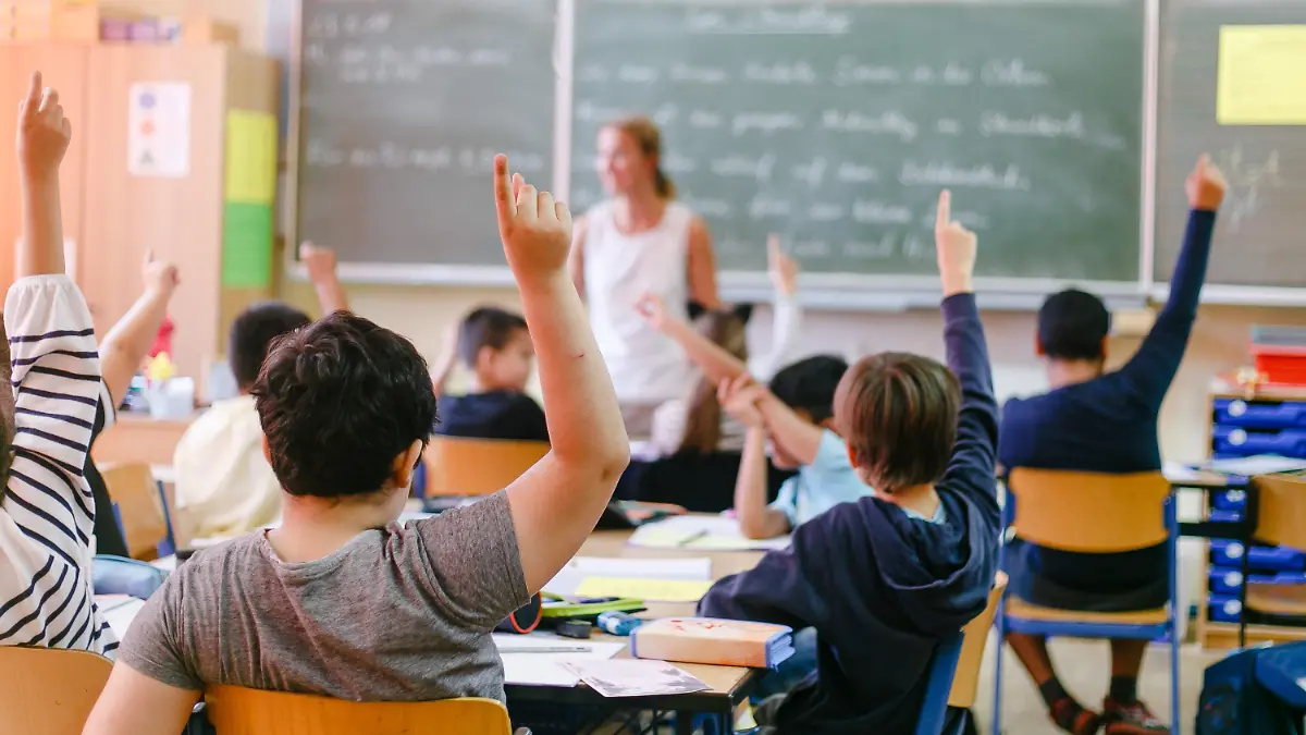 ARCHIV - 21.08.2018, Schleswig-Holstein, Neumünster: Viertklässler einer Grundschule melden sich während des Unterrichts. Bildungsministerin Prien erwartet zum Schulstart in Schleswig-Holstein am 10. August keine Welle von Lehrer-Krankschreibungen. (zu dpa "Prien befürchtet keine Welle von Lehrer-Krankschreibungen") Foto: Frank Molter/dpa +++ dpa-Bildfunk +++