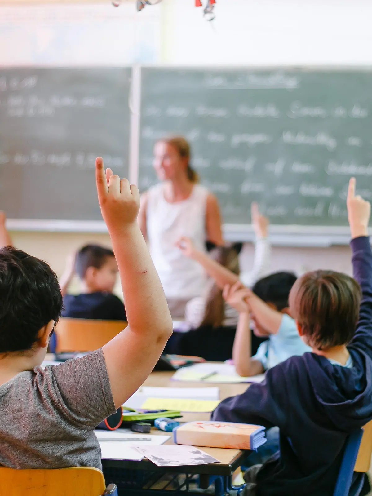 ARCHIV - 21.08.2018, Schleswig-Holstein, Neumünster: Viertklässler einer Grundschule melden sich während des Unterrichts. Bildungsministerin   Prien erwartet zum Schulstart in Schleswig-Holstein am 10. August keine Welle von Lehrer-Krankschreibungen. (zu dpa "Prien befürchtet keine Welle von Lehrer-Krankschreibungen") Foto: Frank Molter/dpa +++ dpa-Bildfunk +++