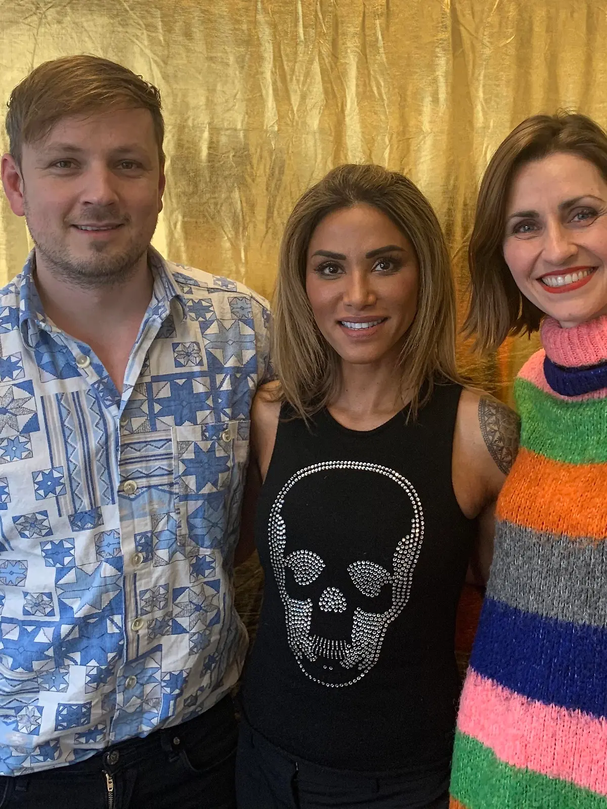 Martin Tietjen und Bella Lesnik interviewen „Let’s Dance“-Kandidatin Sabrina Setlur (Mitte) für den offiziellen „Let’s Dance“-Podcast bei AUDIO NOW.