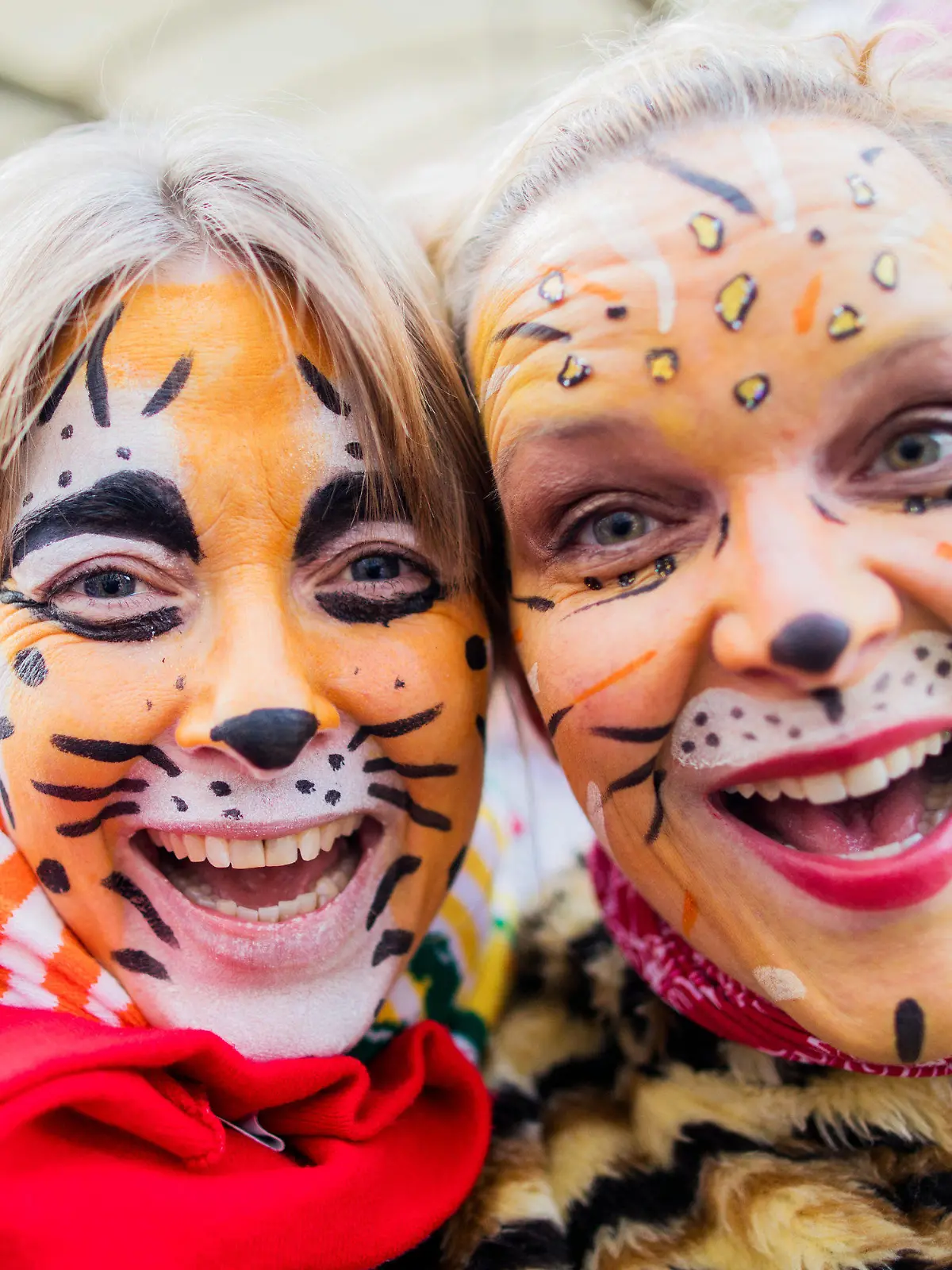 ARCHIV - 08.02.2018, Nordrhein-Westfalen, Köln: Jecken feiern Weiberfastnacht auf dem Alter Markt. Die Weiberfastnacht läutet den Beginn des Straßenkarnevals ein. Foto: Rolf Vennenbernd/dpa +++ dpa-Bildfunk +++