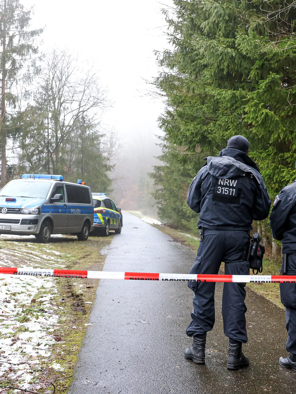 News Bilder des Tages Inzwischen herrscht traurige Gewissheit. Bei der am Sonntag gefundenen Leiche handelt es sich um die 12-jaehrige jährige Luise F. aus Freudenberg die seit Samstagabend vermisst wurde. Der Fundort der Leiche wurde weitraeumig weiträumig abgesperrt. Grosseinsatz am 12.03.2023 in Freudenberg/Deutschland. *** Meanwhile, there is sad certainty With the body found on Sunday, it is the 12 year old Luise F from Freudenberg was missing since Saturday evening The site where the body was found was widely cordoned off Large-scale operation on 12 03 2023 in Freudenberg Germany
