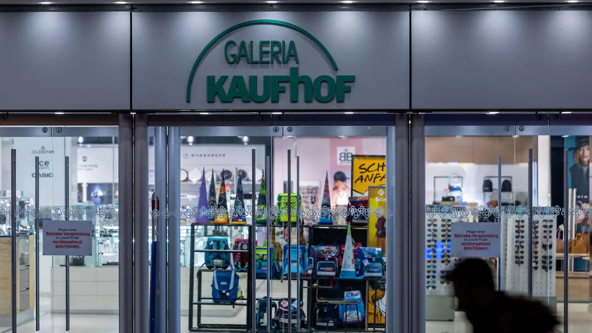 13.03.2023, Mecklenburg-Vorpommern, Rostock: Der Haupteingang der wegen einer Betriebsversammlung geschlossenen Filiale von Galeria-Kaufhof. Zum 31.01.2024 wird auch das Kaufhaus in der Hansestadt schließen. Die Filiale steht auf einer Liste von insgesamt 52 Standorten, die aufgegeben werden, wie der Warenhauskonzern Galeria Karstadt Kaufhof ankündigte. Foto: Jens Büttner/dpa +++ dpa-Bildfunk +++