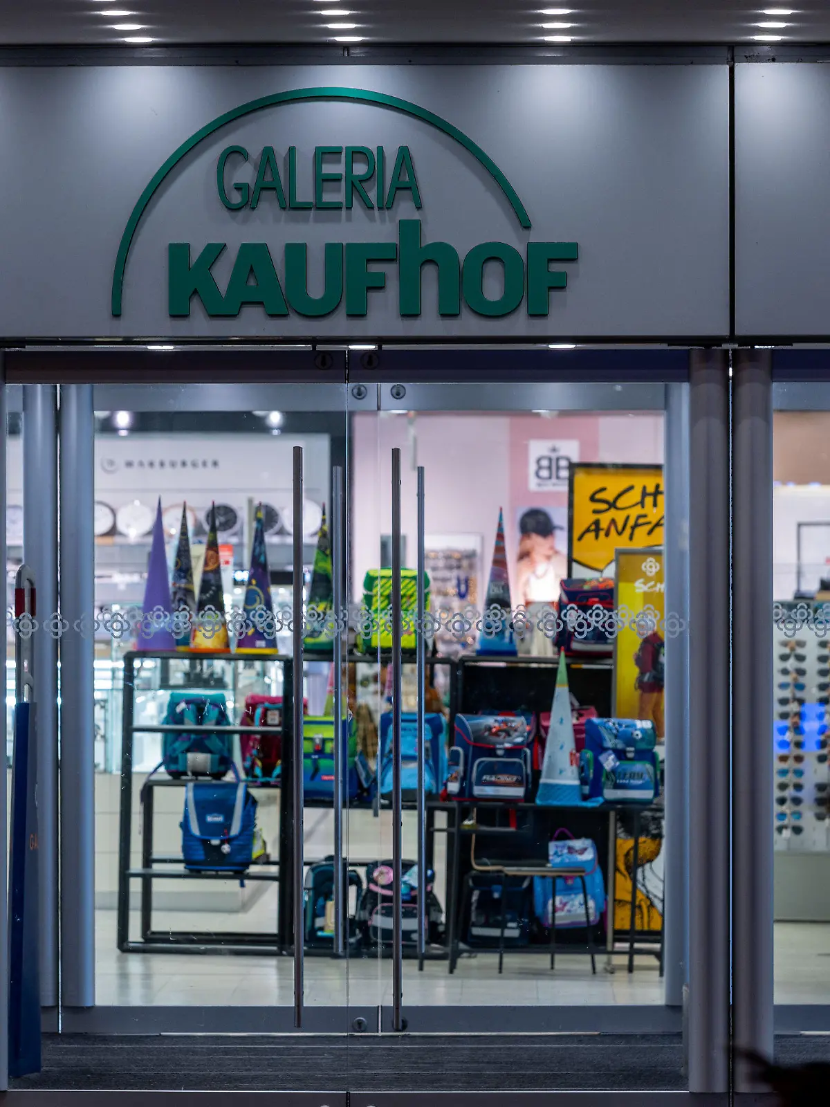 13.03.2023, Mecklenburg-Vorpommern, Rostock: Der Haupteingang der wegen einer Betriebsversammlung geschlossenen Filiale von Galeria-Kaufhof. Zum 31.01.2024 wird auch das Kaufhaus in der Hansestadt schließen. Die Filiale steht auf einer Liste von insgesamt 52 Standorten, die aufgegeben werden, wie der Warenhauskonzern Galeria Karstadt Kaufhof ankündigte. Foto: Jens Büttner/dpa +++ dpa-Bildfunk +++