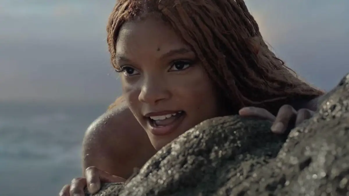 Halle Bailey spielt Meerjungfrau Arielle.